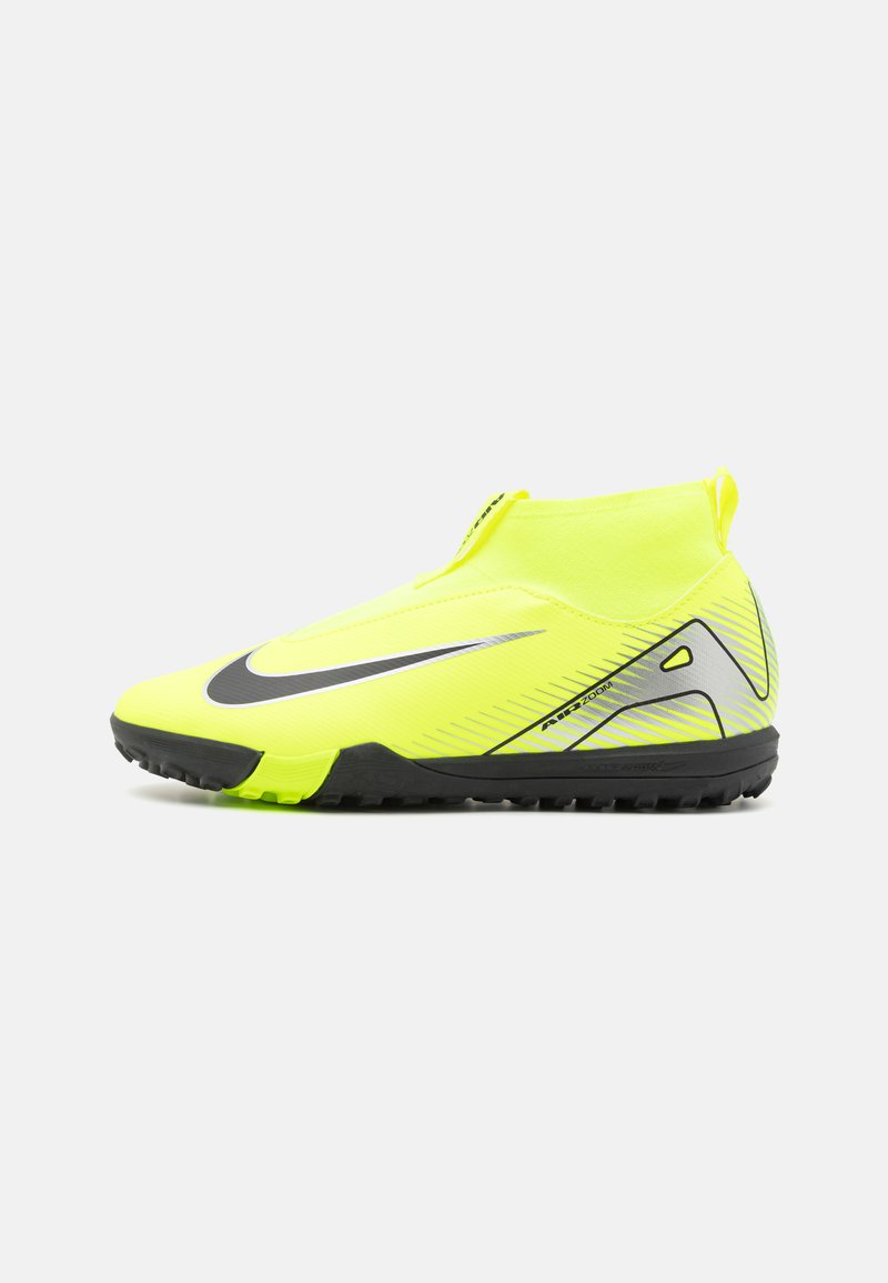 Baskets de sport jaune fluo au design épuré, avec un accent noir, un matériau texturé, une forme élancée et une semelle en caoutchouc solide.