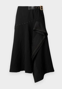 Melna svārku drēbe ar pieguļošu jostasvietu un zelta sprādzi, asimetrisku apakšmalu un zelta kniedēm gar sānu šuvi. Izgatavota no maiga auduma.