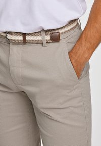 Lindbergh Shorts - stone