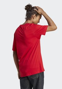 adidas Sportswear Camiseta básica - better scarlet