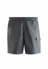 Pantalones cortos de cargo grises con cinturilla elástica, cordón, bolsillos laterales y un bolsillo de parche con botón. Textura de tela suave.