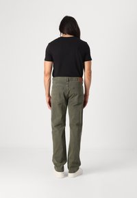 Tommy Jeans OTIS STRAIGHT - Straight leg jeans - fatigue green