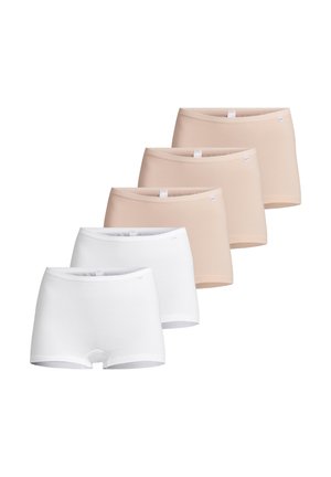 Fem sømløse boxershorts i beige og hvid, arrangeret diagonalt med tre beige par bag to hvide par på en hvid baggrund.