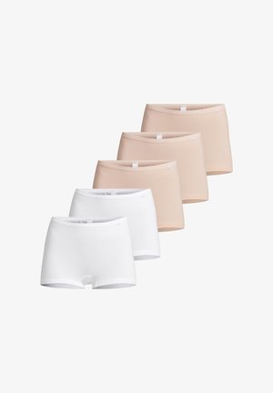 Fem sømløse boxershorts i beige og hvid, arrangeret diagonalt med tre beige par bag to hvide par på en hvid baggrund.