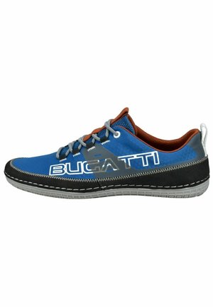 Tige synthétique bleue avec des détails en mesh, accents en daim noir, lacets gris et coutures blanches. Présente le logo Bugatti sur le côté.
