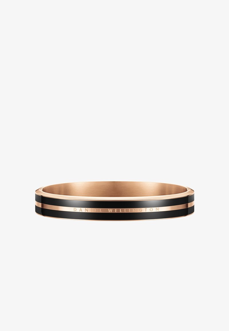 Roségouden metalen ring met twee zwarte emaille strepen en "DANIEL WELLINGTON" gegraveerd op de band.