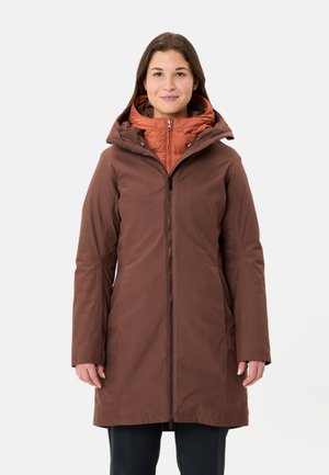 Braune isolierte Jacke mit Reißverschluss vorne, hohem Kragen und verstellbarem Kapuze. Sie hat eine orange innere Schicht und eine glatte, strukturierte Außenseite.