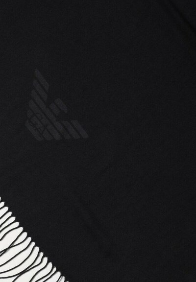 Sciarpa nera in morbido tessuto, con un logo sottile nell'angolo e frange lungo uno dei bordi.