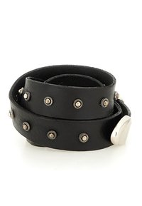 Bracciale in pelle nera con borchie in metallo e fibbia in tonalità argento, progettato in uno stile avvolto a spirale con una texture liscia.