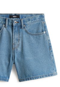 Pantalones cortos de mezclilla azul claro con bolsillos delanteros, trabillas para cinturón, cierre con botón y etiqueta de la marca Vans en la cintura.