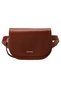 Bolso cruzado de cuero marrón con solapa redondeada, detalle del logo en la parte frontal y correa ajustable. Textura suave, diseño minimalista.