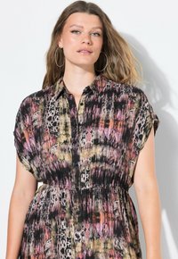 Košilové šaty v živém abstraktním potisku s odstíny růžové, černé a zlaté. Krátké rukávy, elastický pas a celkově lehká látka.