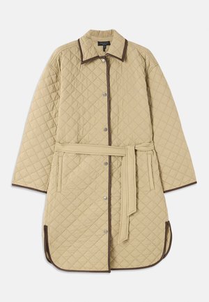Cappotto trapuntato beige con colletto, caratterizzato da rifiniture marroni, bottoni a pressione, tasche laterali e una cintura coordinata. Motivo a rombi testurizzato su tutta la superficie.