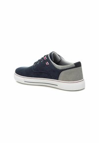 Zapatillas de ante náuticas con acentos grises, suela blanca y ojales de cordones rojos y blancos. Presentan un acabado texturizado y un diseño redondeado.