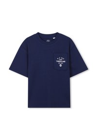 Marineblauwe katoenen T-shirt met korte mouwen, ronde hals en een borstzak met witte bedrukte tekst en logo-details.