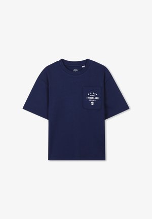 Marineblauwe katoenen T-shirt met korte mouwen, ronde hals en een borstzak met witte bedrukte tekst en logo-details.