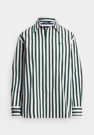 Zielono-biała, paskowana koszula z długim rękawem, z kołnierzykiem zapinanym na guziki, ozdobiona haftowanym logo na klatce piersiowej i akcentem na mankiecie.