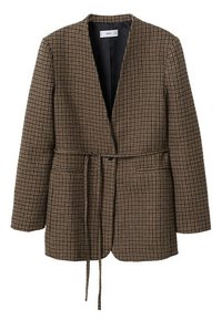 Blazer de cuadros marrón con corte ajustado, frente abierto, mangas largas y cinturón desmontable. Presenta dos bolsillos frontales y un forro negro.