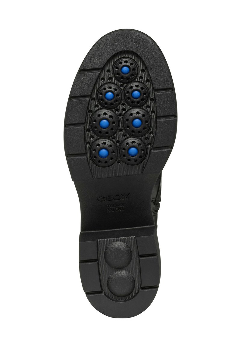 Suela de zapato de goma negra con ocho agujeros de ventilación, con acentos azules en un patrón circular y marcada con "GEOX Patente Italiana."