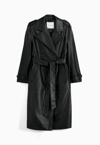 Trench coat de cuero negro con un diseño de doble botonadura, amplios solapas, cintura ceñida con cinturón, bolsillos de parche y puños abotonados. Textura suave.