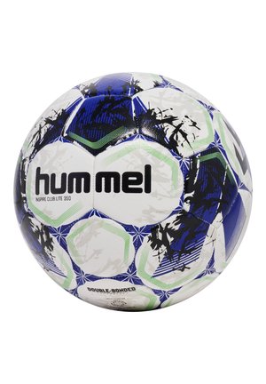 Hummel Inspire Club Lite 350 fotboll; vit, blå, svart och grön hexagonmönster; dubbelbundna sömmar; texturerad yta.
