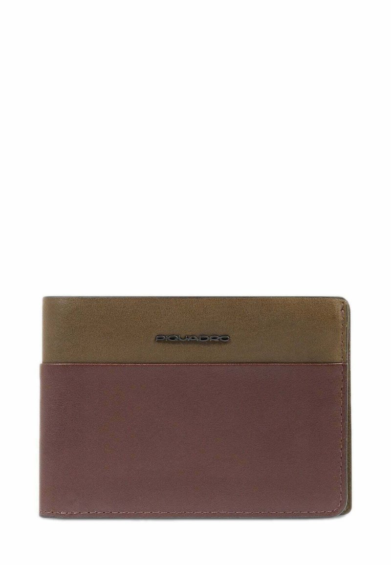 Billetera de cuero bicolor marrón y oliva con bordes cosidos y un pequeño logo metálico en el centro delantero.