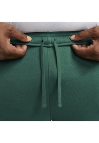 Nike Sportswear SPORTSWEAR CLUB FLEECE - Calças de fato de treino - gorge green gorge green white