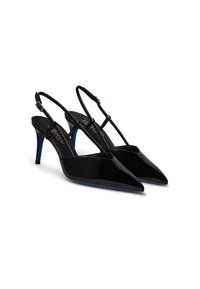Tacchi slingback in vernice nera con punta a punta, dotati di una sottile cinghia alla caviglia e un accento blu sul tacco a spillo.