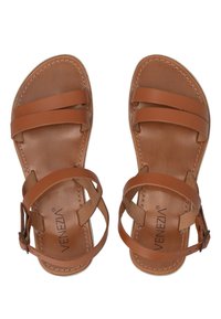Bruine leren sandalen met twee gekruiste banden, een vlakke zool en gestikte details. Voorzien van een gesp voor aanpassing en een getextureerde voetbed.