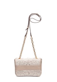 Krämfärgad axelväska med blommig broderi, en beige l äderbotten och ett guldkedjesnöre. Funktioner med präglad logotypdetalj.