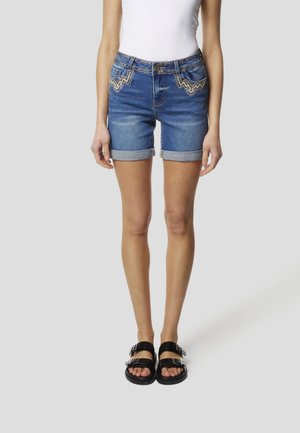 Shorts di denim con orli arrotolati, lavaggio azzurro chiaro, caratterizzati da una cintura decorativa e due tasche anteriori con dettagli di cucitura a zigzag.