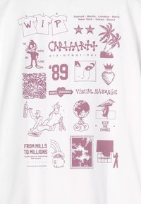 Kolaż ikon i tekstu, w tym "CARHARTT", "WIP", kaczki, palmy, globus, '89 oraz frazy takie jak "WORK IN PROGRESS" i "KEEP THE CHANGE."