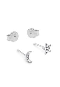 Set di due paia di orecchini in argento: un orecchino a bottone circolare e un orecchino a forma di stella con accenti di cristallo, che mostrano una finitura metallica lucida.