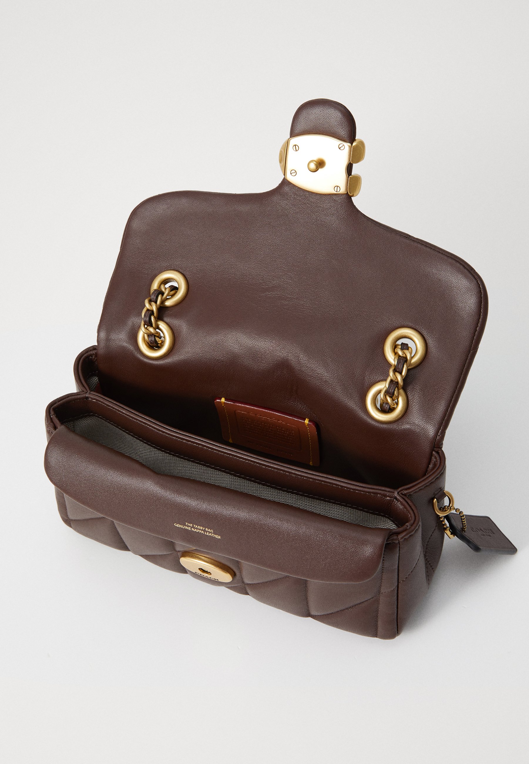 COACH QUILTED TABBY SHOULDER WITH CHAIN - Handbag - brown/dark