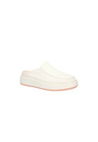 Scarpe slip-on bianche con una superficie testurizzata, design elegante e una suola bianca spessa accentuata da un bordo inferiore rosa chiaro.