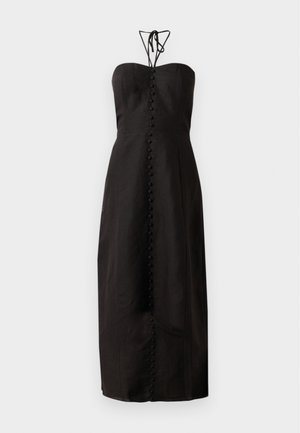 Robe noire sans bretelles avec un corsage ajusté, une jupe longue et fluide, et une rangée de boutons décoratifs sur le devant. Tissu texturé.