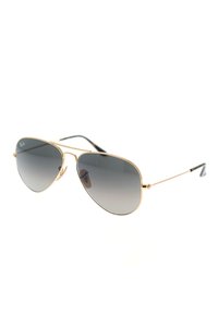 Occhiali da sole aviator in metallo dorato con lenti grigie sfumate. Montatura e aste sottili; presenta il logo Ray-Ban in modo discreto sulla lente.