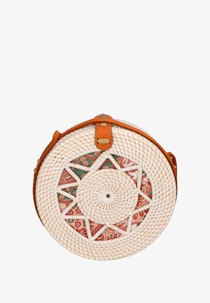 Sac rond en osier tissé en rattan naturel, avec un accent en tissu à motifs colorés et une sangle et des détails en cuir marron.