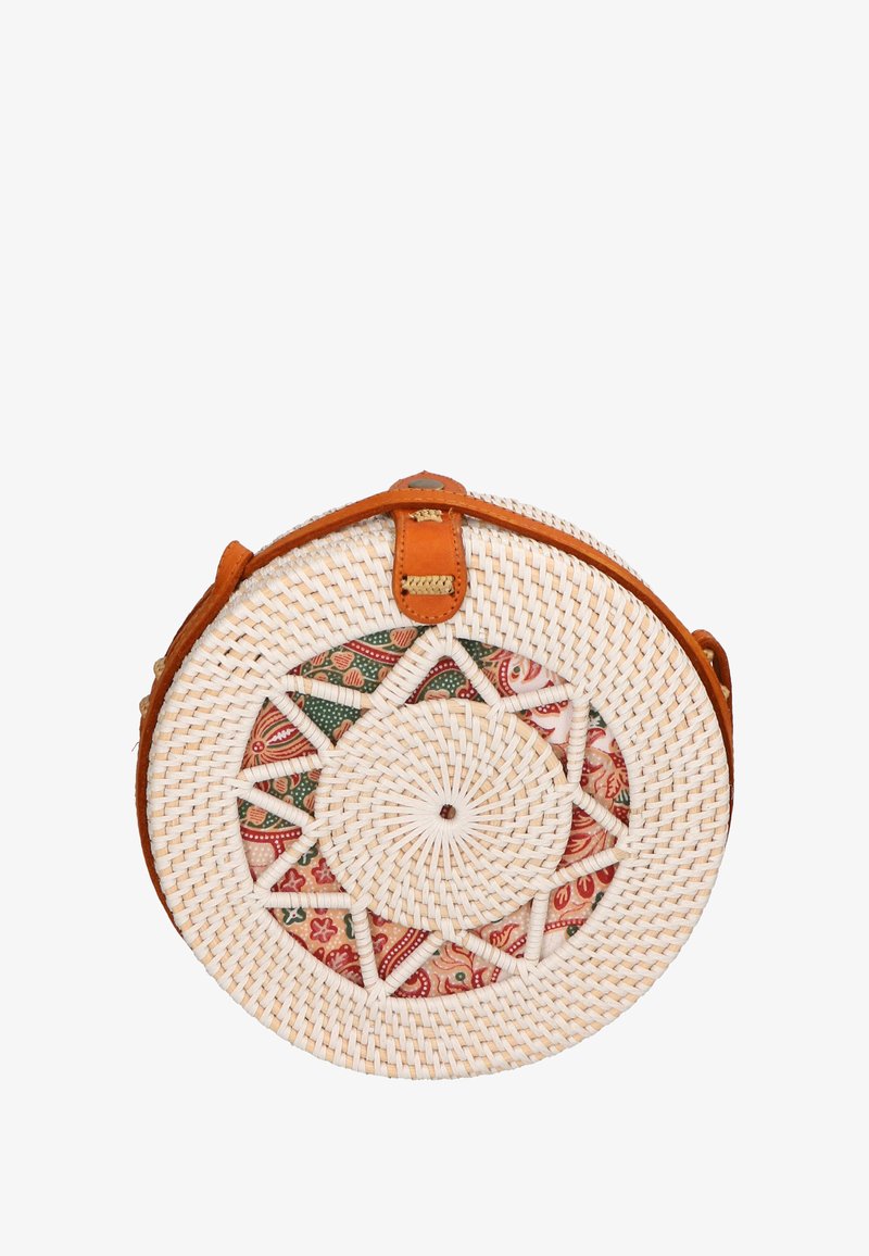 Borsa rotonda intrecciata in rattan naturale con un accento in tessuto stampato colorato e una tracolla e dettagli in pelle marrone.