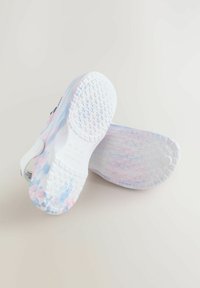 Calzado con una suela texturizada blanca, que presenta un patrón en espiral en tonos pastel de rosa y azul. Diseñado con una forma curva y un cierre seguro.