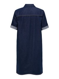 Tumši zila džinsa kleita līdz ceļiem ar īsām, uzlocītām piedurknēm un apkakli, redzama no aizmugures.