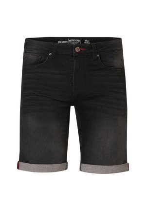 Shorts in denim nero con orli arrotolati, caratterizzati da un singolo accento rosso sulla vita e design a cinque tasche. Il materiale appare robusto e liscio.