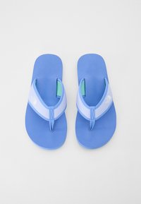 Blå flip-flops med en texturerad sula, med en ljusblå rem och gröna accenter. Varumärkets logo är synlig på remmen.