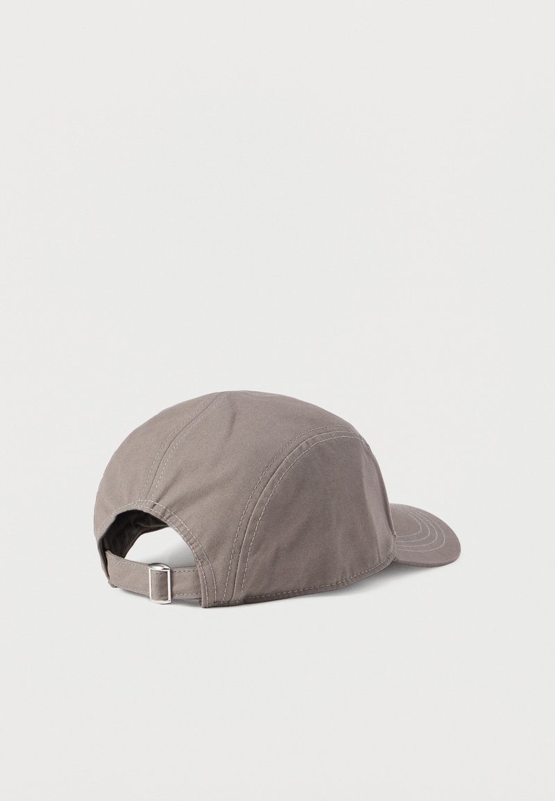 Graue Stoffkappe mit einer abgerundeten Krone, gebogenem Schirm und verstellbarem Riemen hinten. Verfügt über sichtbare Nähte und eine glatte Textur.