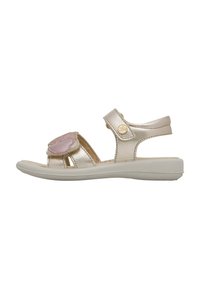 Sandali metallici oro con punta aperta, fascia regolabile e decorazione in pelle rosa, dotati di suola piatta bianca e parte superiore testurizzata.