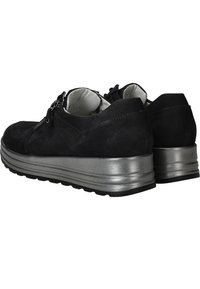 Zwarte suède schoenen met een slank ontwerp, voorzien van een metallic zilveren platformzool en een gestructureerde afwerking. Ritsdetails aan de zijkant.