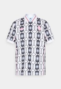 Polo de manga corta en blanco con un patrón geométrico en negro y rosa. Cuenta con un cuello y acentos de logotipo bordados en rosa.