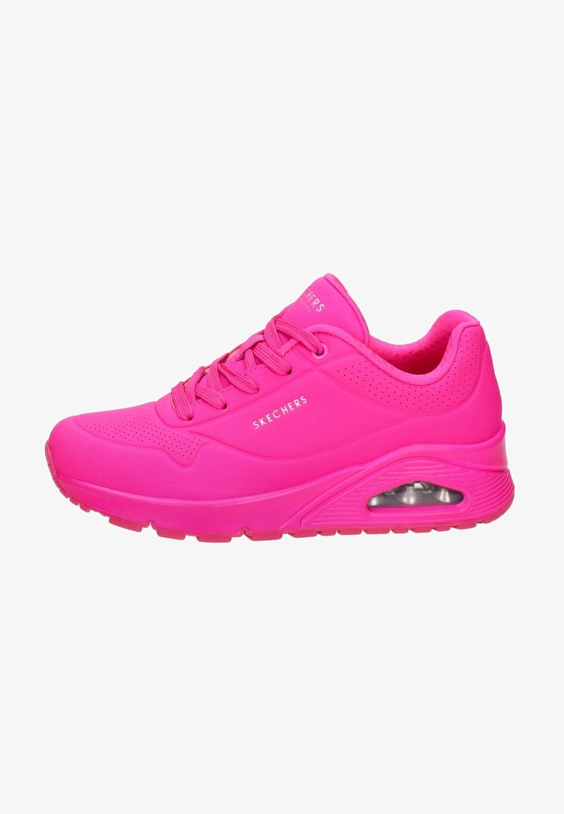 Chaussure de sport Skechers rose vif avec un laçage à l'avant, un col rembourré et un coussin d'air visible dans la semelle, montrée de profil.