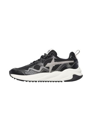 Zwarte sport sneakers met een slank design, voorzien van grijze accenten en een gestructureerde afwerking. Dikke witte tussenzool en zwarte rubberen buitenzool.