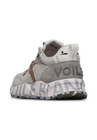 Grauer Sneaker aus einer Mischung von Wildleder und Leder, mit strukturiertem Fersenbereich, "VOILE" auf der Rückseite eingeprägt und gemusterter Gummisohle.